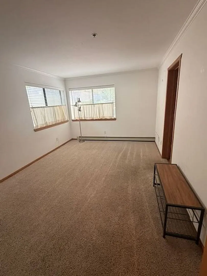 Unfurnished 2 bedroom, 2 bath with covered parking — Photo 2