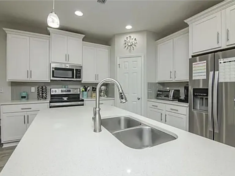 107 Monroe Ave — Photo 3