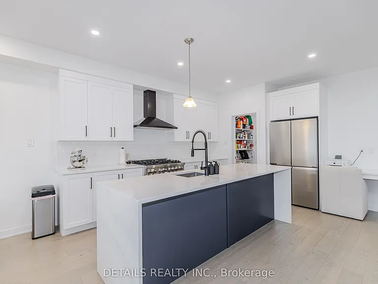 67 Viceroy Mews — Photo 5