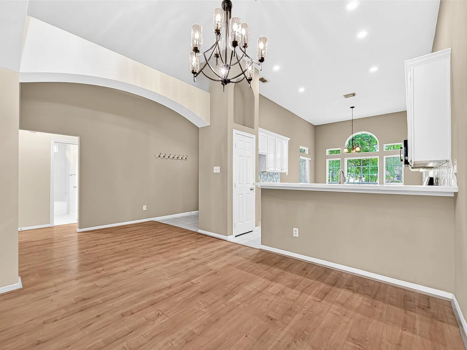 4 bed, 2.0 bath, 2120 sqft, $2,700 — Photo 3