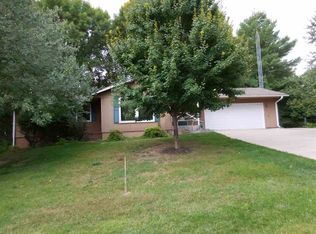 32 Lakeview Dr NE, Iowa City, IA 52240