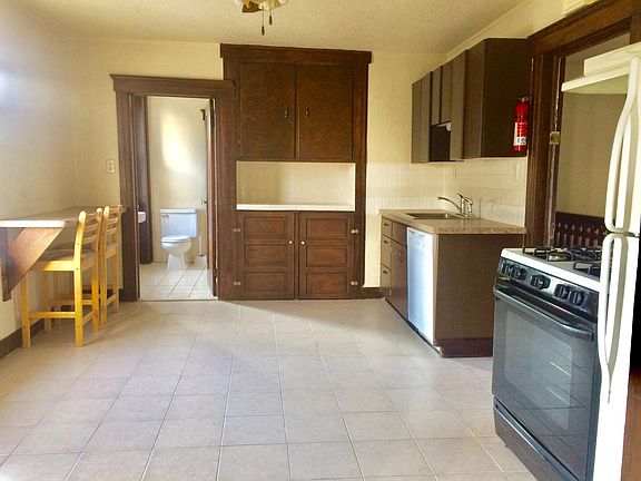 Large kitchen, ceramic tile, appliances included.
