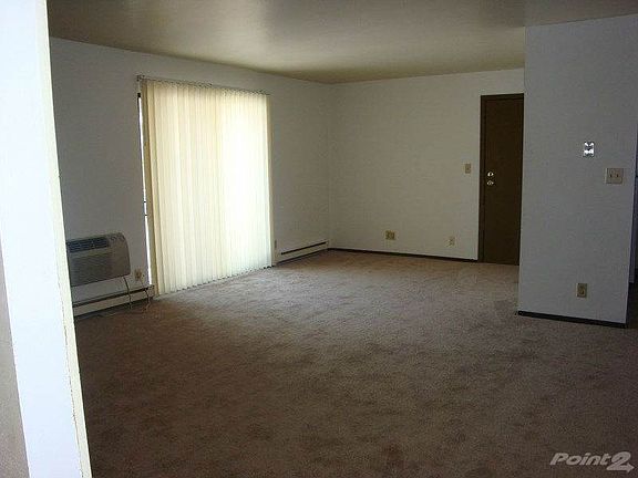 Living Room (1 of 2)