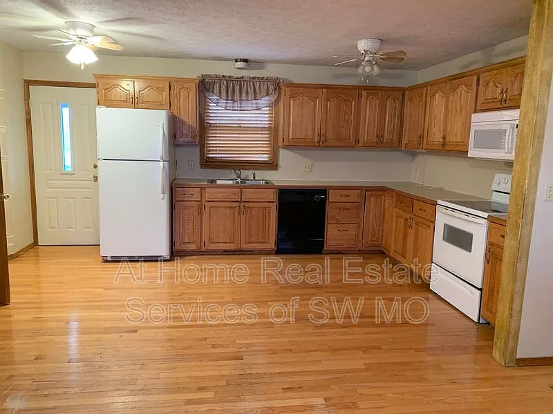 4 bed, 2.0 bath, 2040 sqft, $1,630 — Photo 4