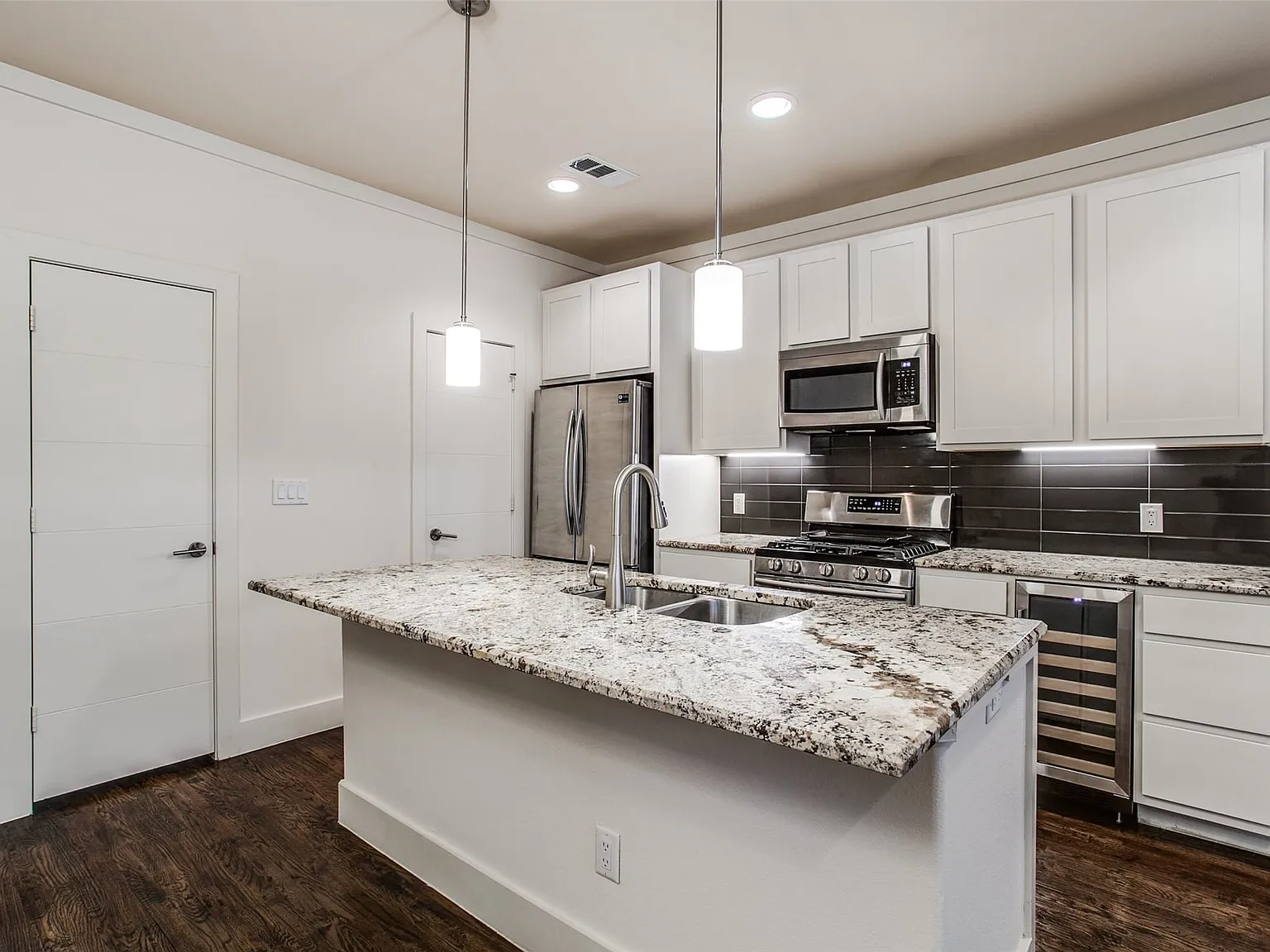 2 bed, 2.5 bath, 1394 sqft, $2,995 — Photo 2
