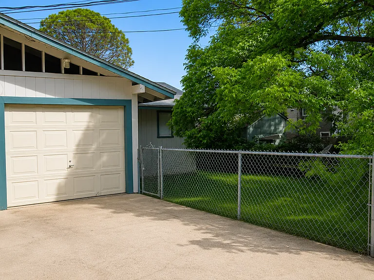 4812 Avenue H — Photo 3