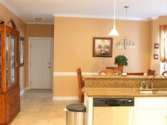Eat-In Kitchen/Kitchen Bar