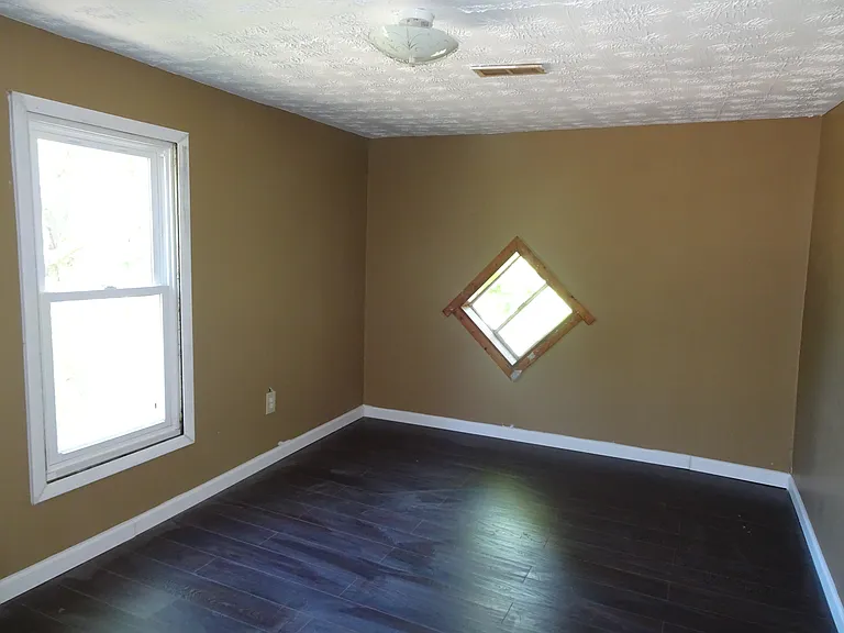 319 Davids St — Photo 11