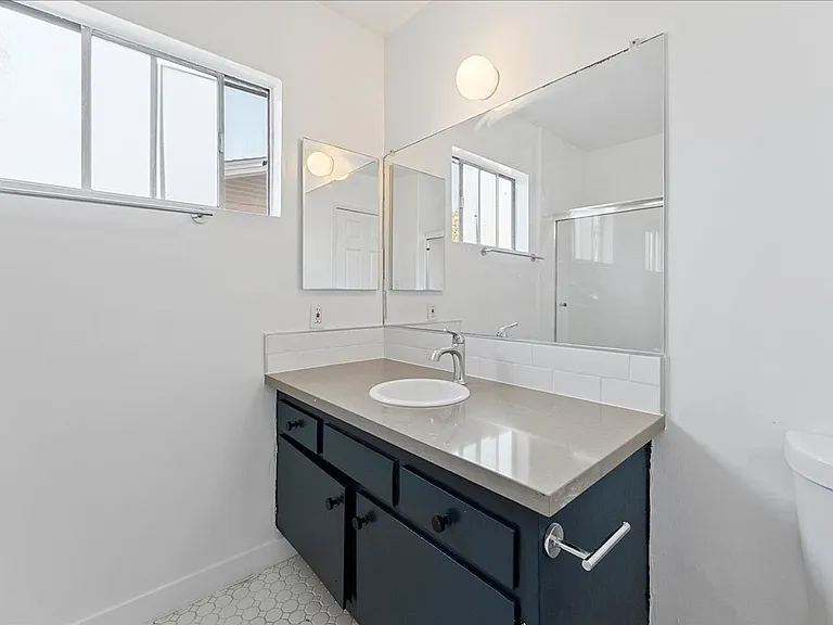 1437 E Windsor Rd #2 — Photo 8