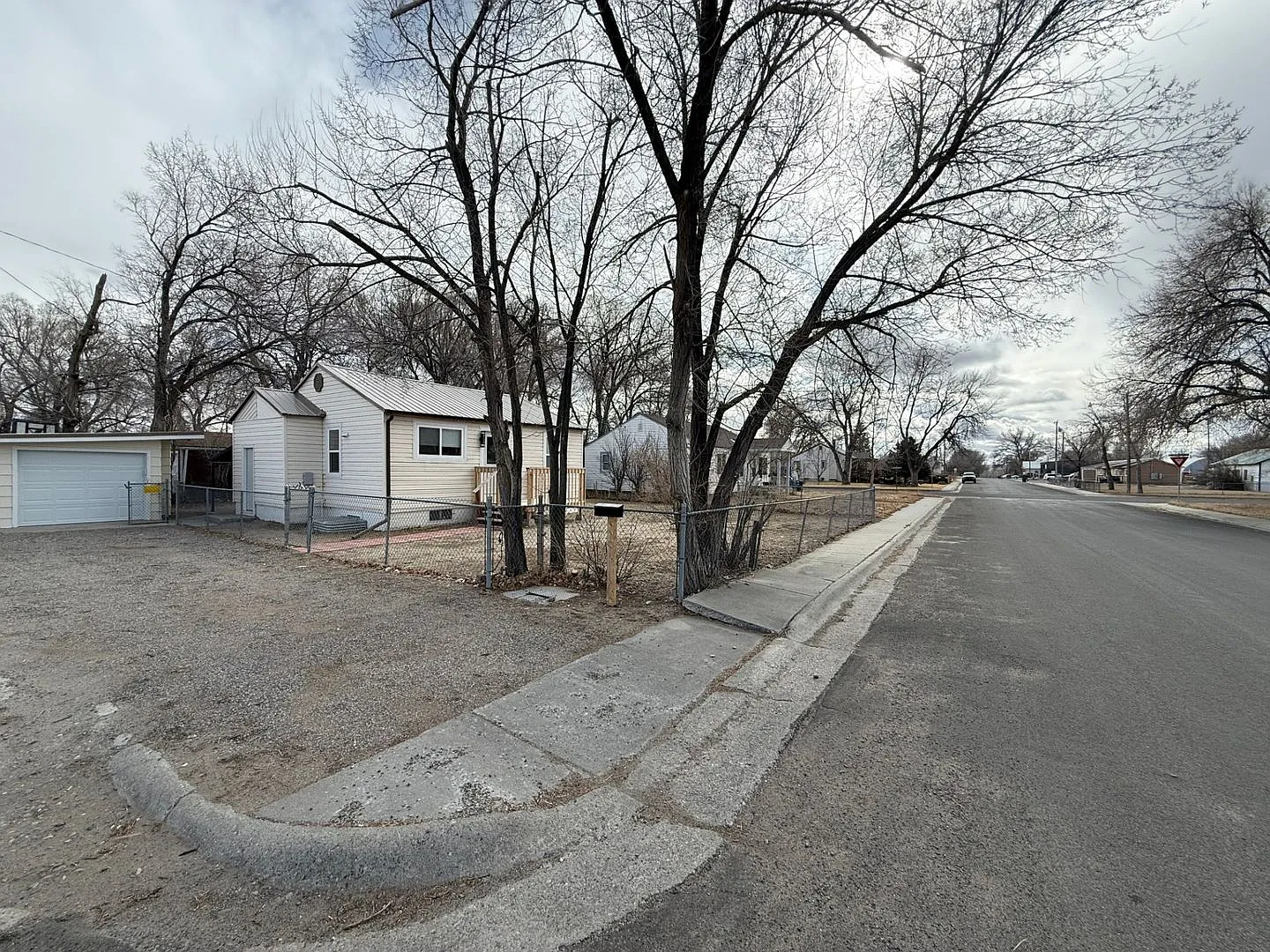 3 Bedroom 1 Bath Beautiful House with Fenced Yard & Garage — Photo 1