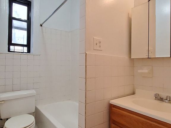 5th image of 2100 Westbury Ct APT 2G