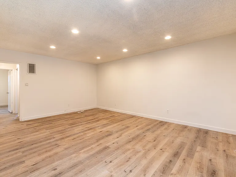 1908 Clinton St #4 — Photo 13