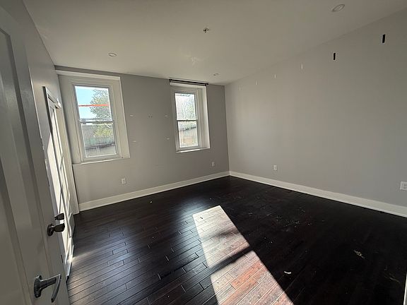 5th image of 302 Richmond St #27