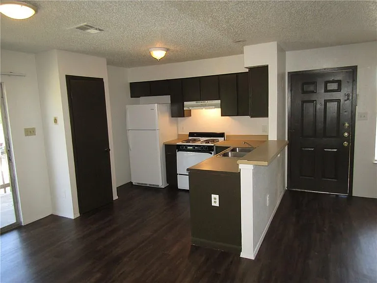 4910 Pepper Ln #D — Photo 3