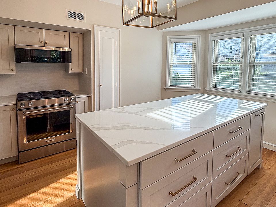 Island features 6 drawers for organization and pull-out recycling and trash.
