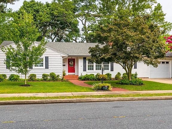 2nd image of 627 N Pinehurst Ave