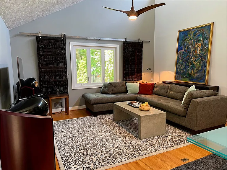 27 Hoyt Pl — Photo 4