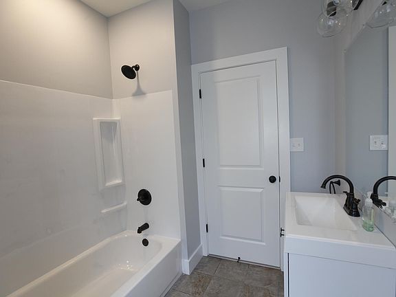 4th image of 4921 Cedar Ave #3