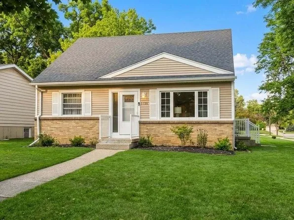 1135 Walwood Dr NE, Grand Rapids, MI 49505