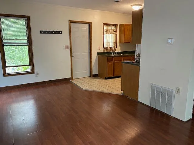 119 1/2 N Porter St — Photo 3