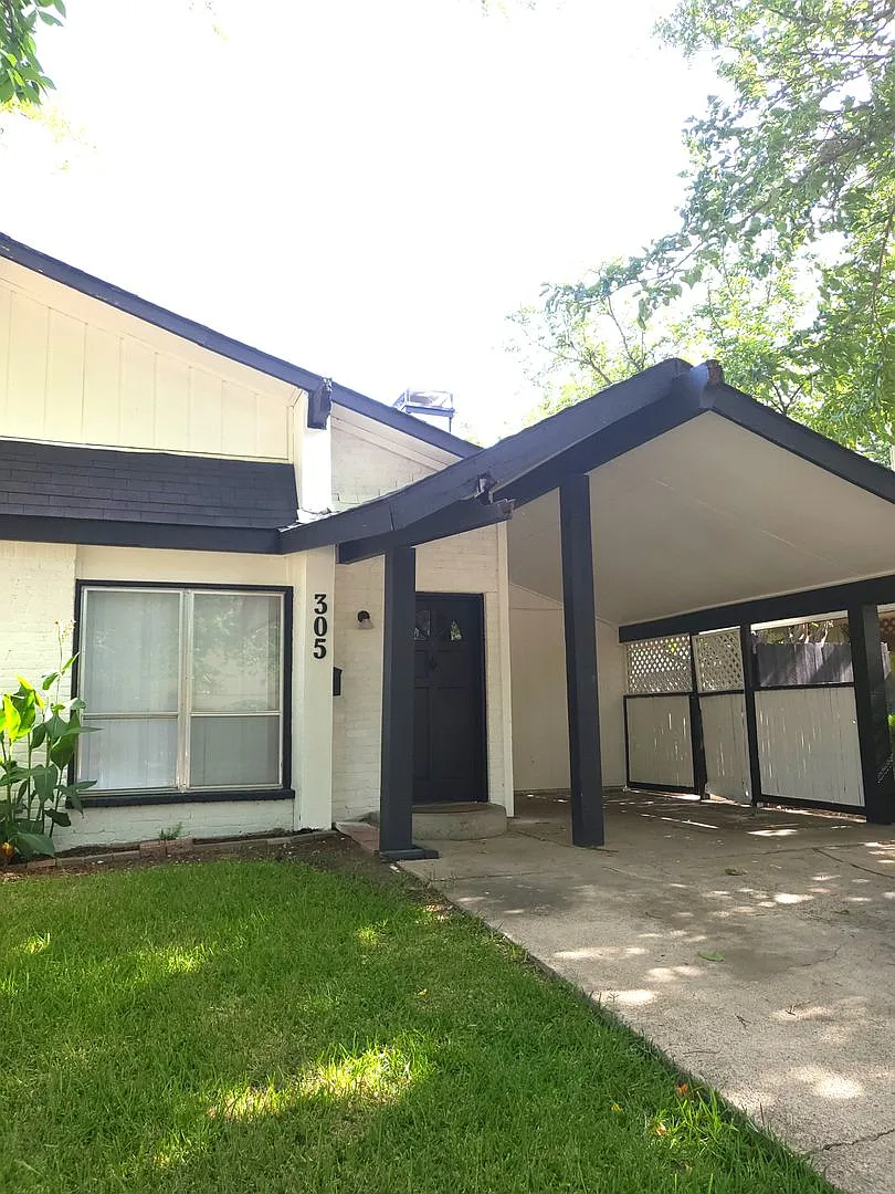 Generously Sized 2 Bed/1bath Duplex Available Now! — Photo 1
