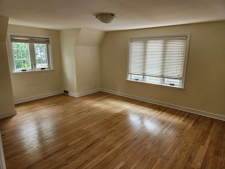 1881 Sherwood Dr — Photo 6