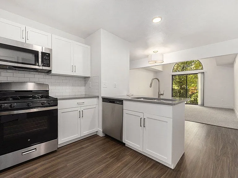 Byron Lakes Apartments — Photo 47