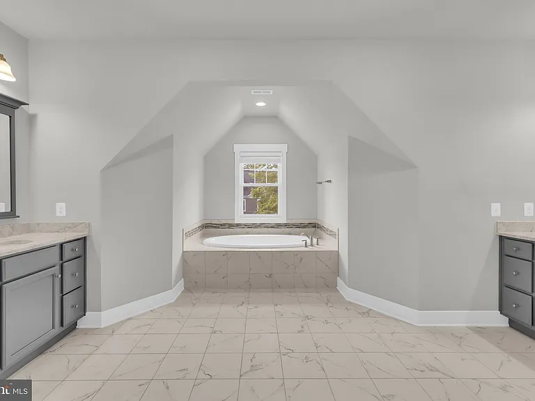 2233 N Underwood St — Photo 31