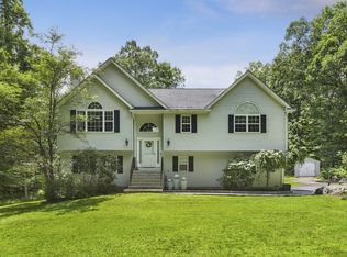 9 Lyon Ct, Putnam Valley, NY 10579