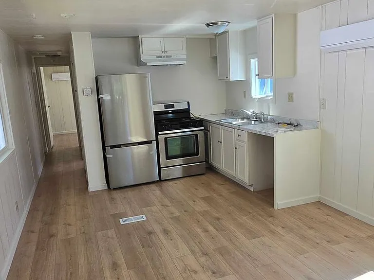 639 Whiting St — Photo 9