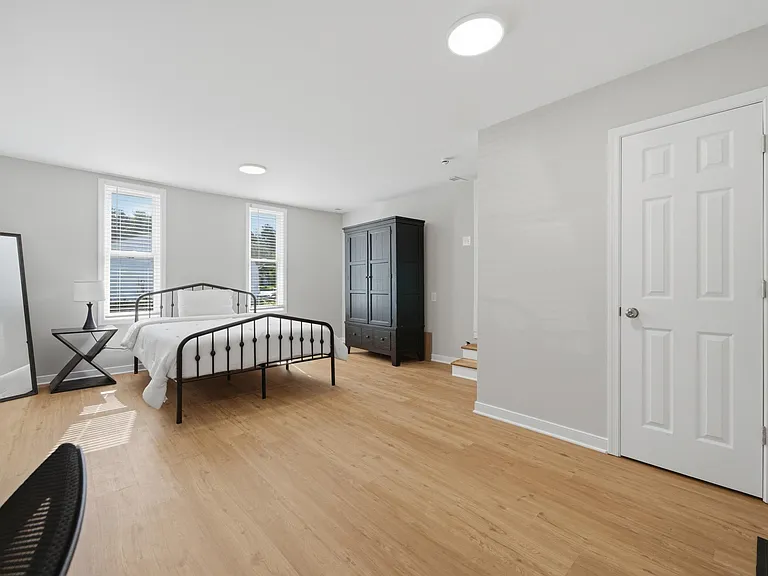 Oakwood Cir — Photo 1