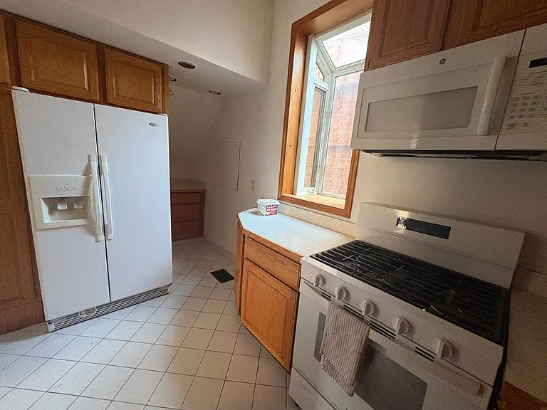 610 W Briar Pl #1 — Photo 9