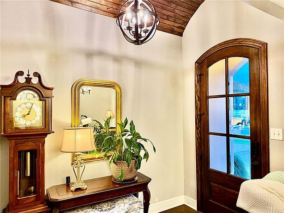 5th image of 384 Lady Carolyn Cir