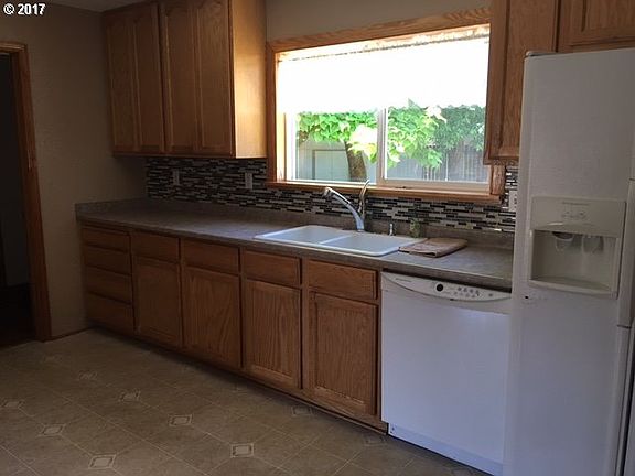 4th image of 552 W Center St