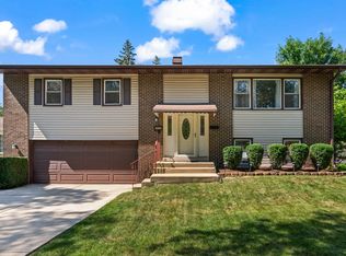 1422 S Robert Dr, Mount Prospect, IL