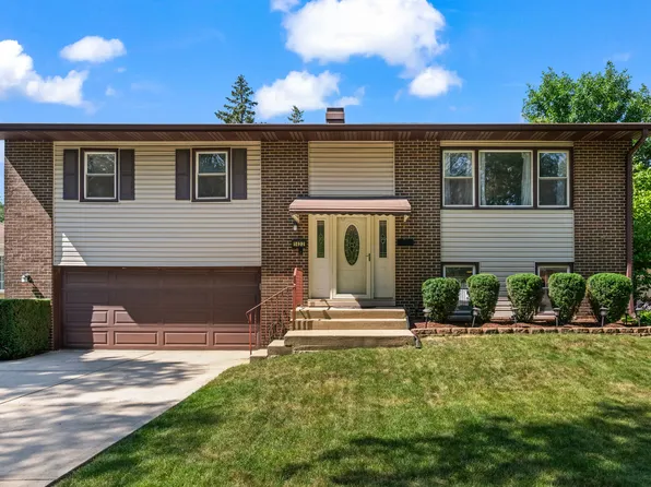 1422 S Robert Dr, Mount Prospect, IL 60056