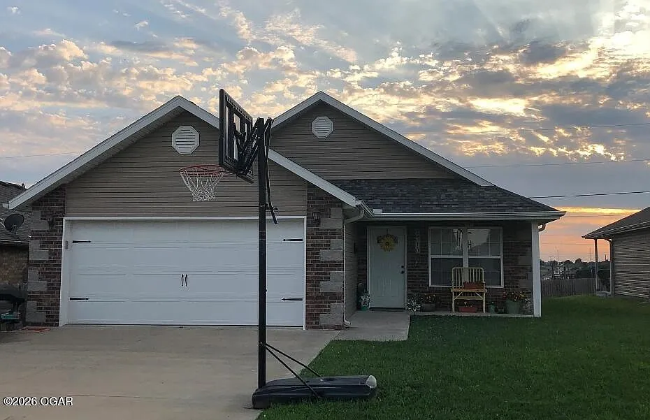 3 bed, 2.0 bath, 1329 sqft, $1,695 — Photo 3