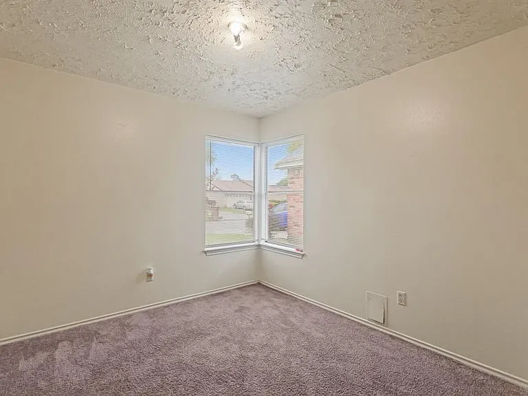 8731 Croteau Dr — Photo 17
