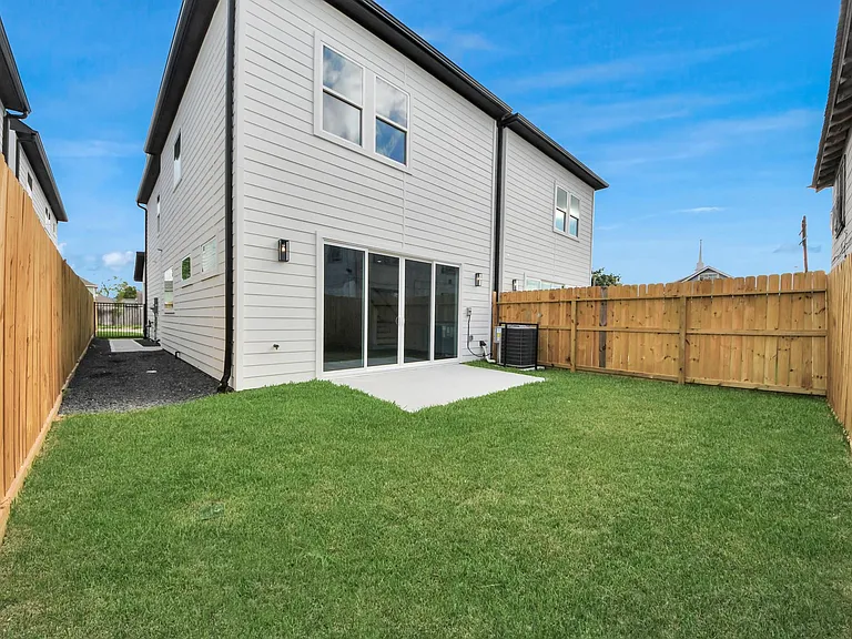 2408 Lorraine St — Photo 38