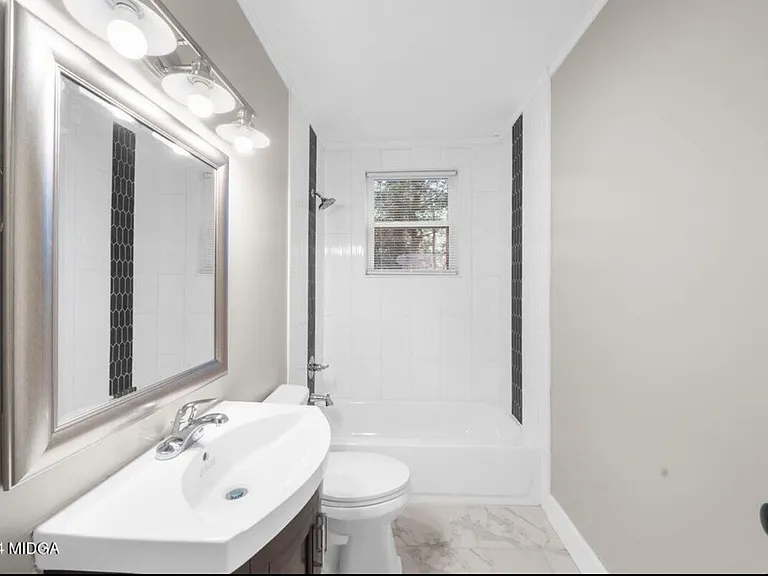 2420 Kingsley Dr — Photo 8