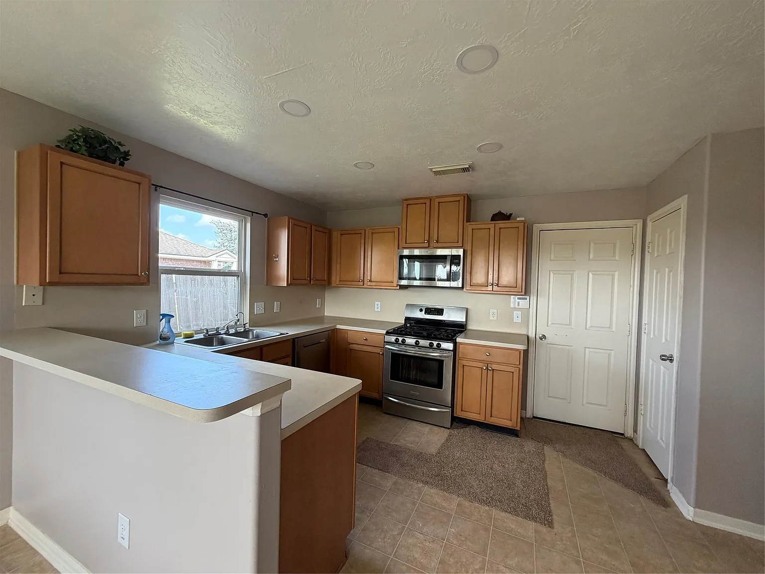 4 bed, 2.5 bath, 2123 sqft, $2,000 — Photo 4