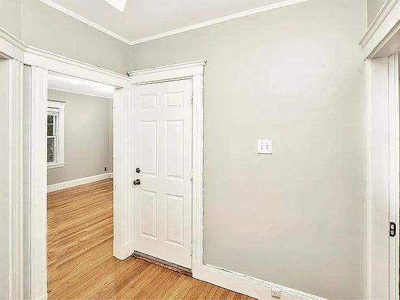 4th image of 559 Adams St #2