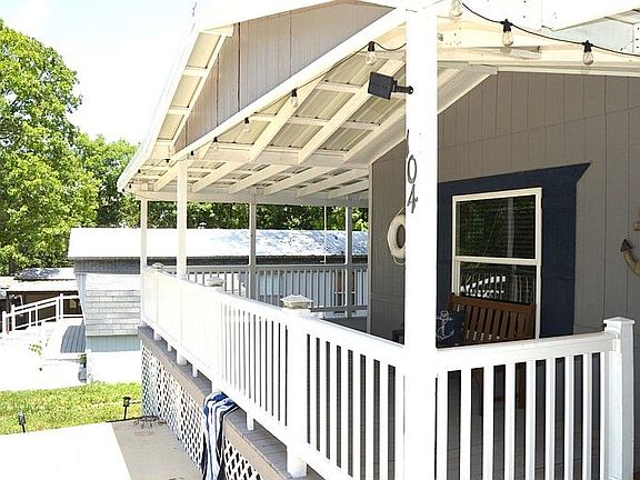3rd image of 104 Coachlight Ln