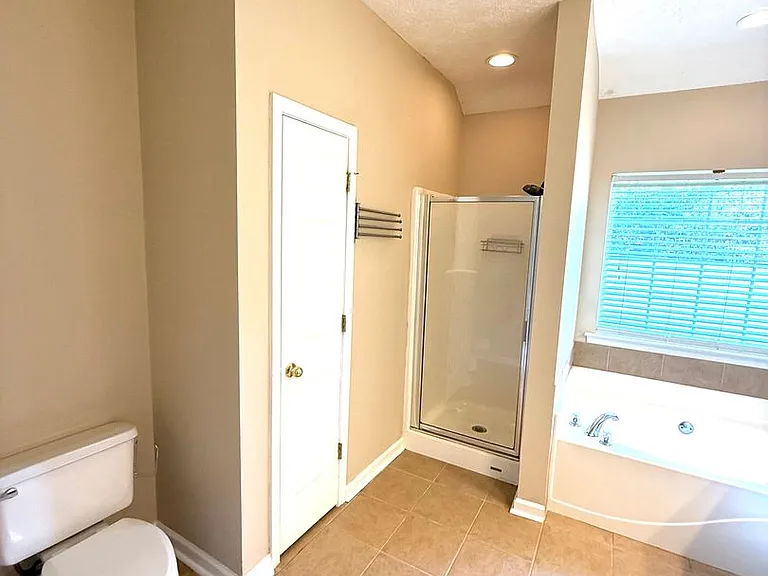 9400 Colleton Ct — Photo 8