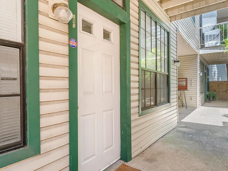 2300 Leon St #101 — Photo 36