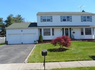 6 Robin Pl, Fairfield, NJ 07004