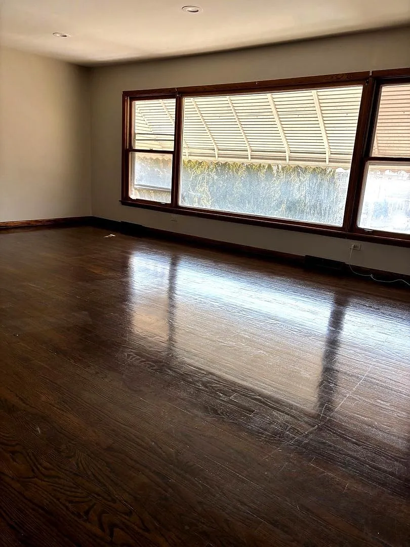 Large Living Room - 851 N Northwest Hwy #2