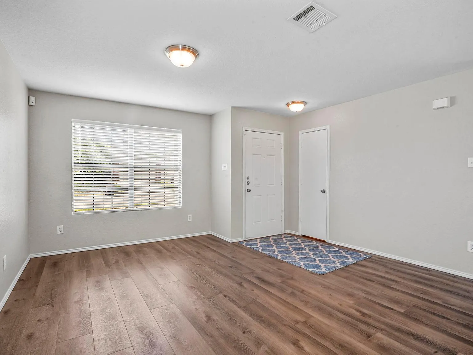 3 bed, 2.5 bath, 2036 sqft, $2,125 — Photo 4
