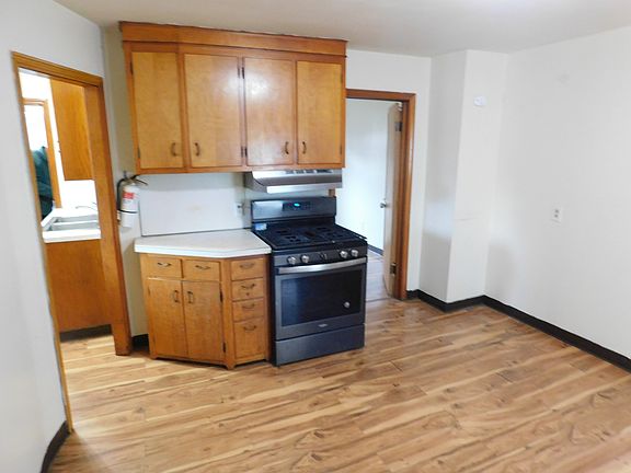 3rd image of 88 Oak St Floor 1