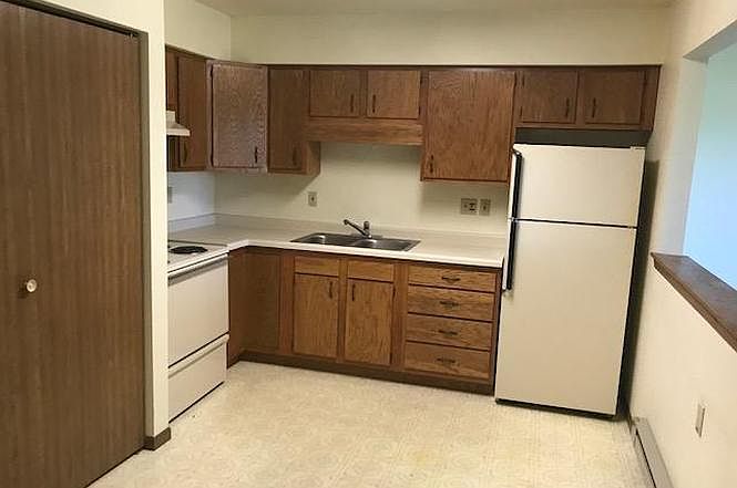 2nd image of 302 Clyde St #2